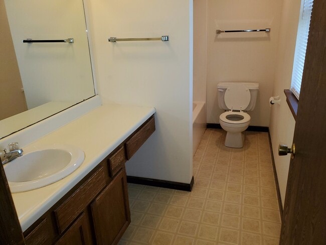 Building Photo - Smithton Condo near Broadway/Hwy 63, new paint and carpet, w/d included, top level