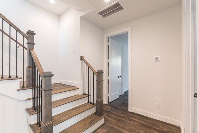 Building Photo - 5715 White Magnolia St.