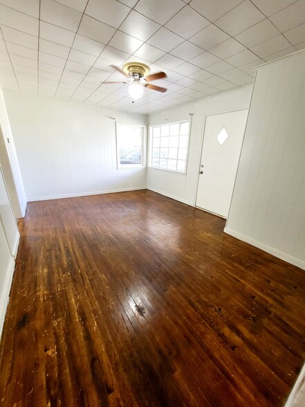 Building Photo - 127 20th Plz