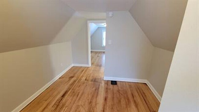 Building Photo - **Charming 1-Bedroom Plus Den Home with Modern Comforts**