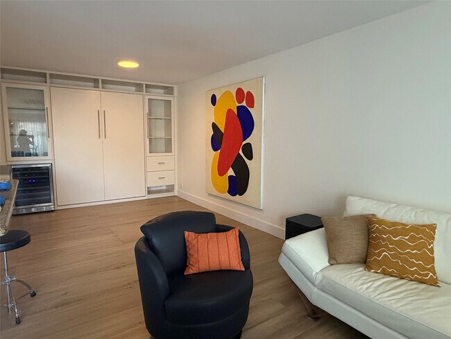 Building Photo - 330 Ave