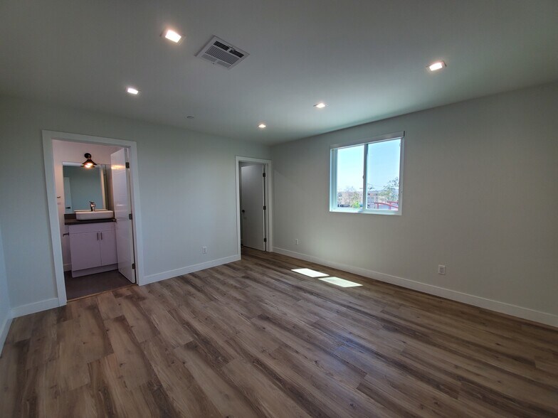 Building Photo - 2337 S Crenshaw Blvd