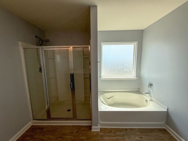 Building Photo - 4 bedroom, 2.5 bath home centrally located...