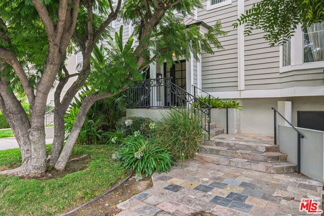 Building Photo - 10627 Moorpark St