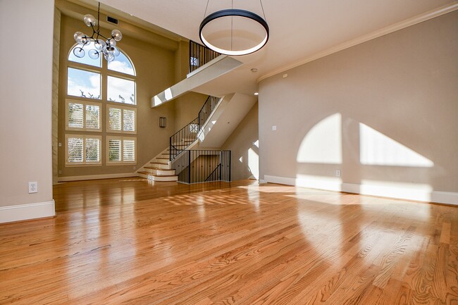 Building Photo - 2094 Brentwood Dr