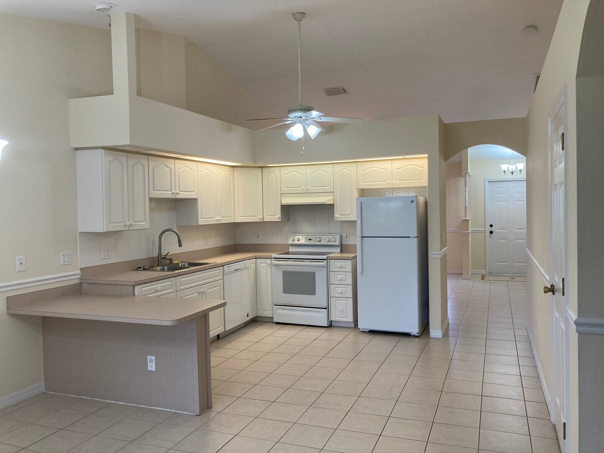 Kitchen with high vaulted ceiling - 3224 SW 7th Pl