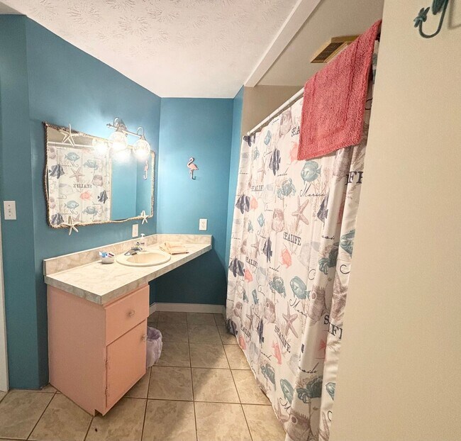 Building Photo - CALLING ALL SNOWBIRDS! Fully furnished apartment!