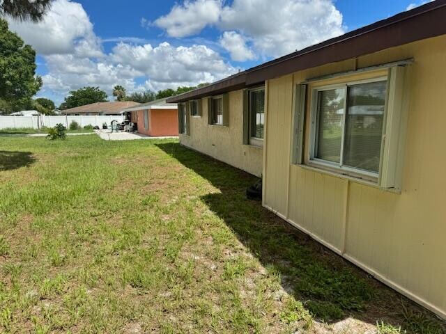 Building Photo - 632 SW Everett Ct