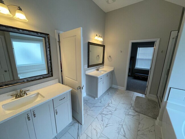 Building Photo - 819 Lost Grv Trl