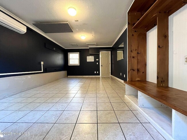 Building Photo - 7 Ash Ct