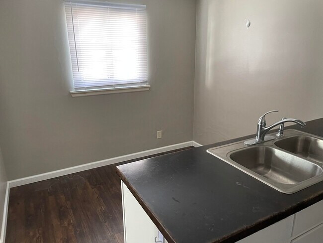 Building Photo - 4 Rosewood Ln
