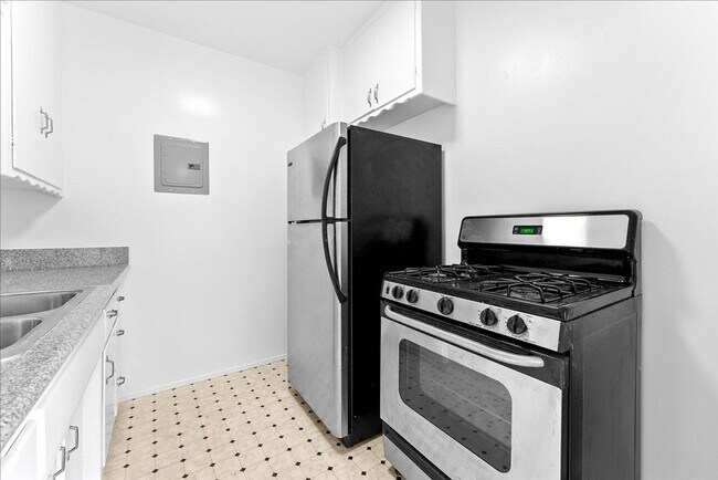 Building Photo - 2464 Penmar Ave