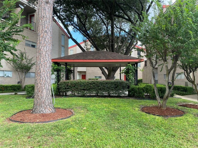 Building Photo - 10855 Meadowglen Ln