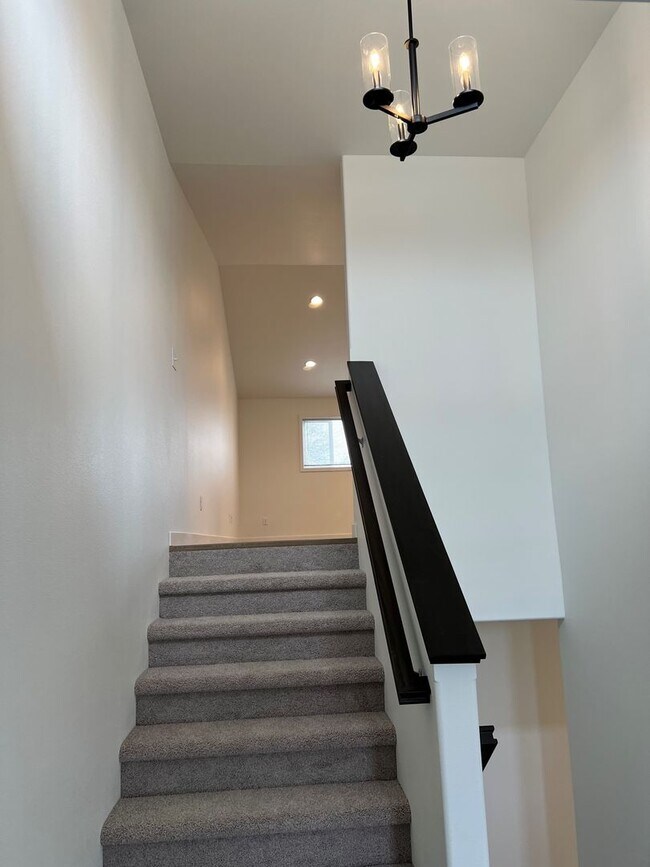 Building Photo - 4 Bed 2 Bath Twin Home