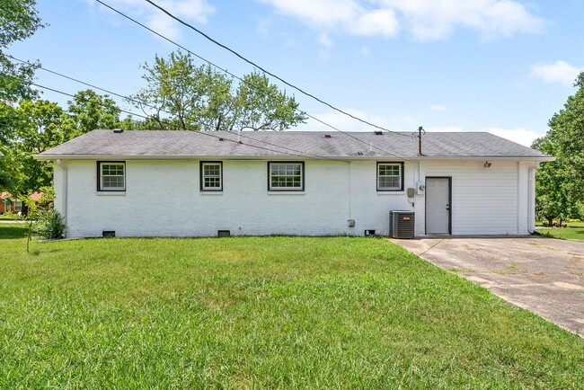 Building Photo - Renovated Ranch