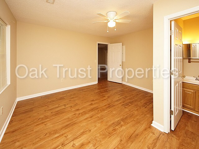 Building Photo - 733 Fort Johnson Rd