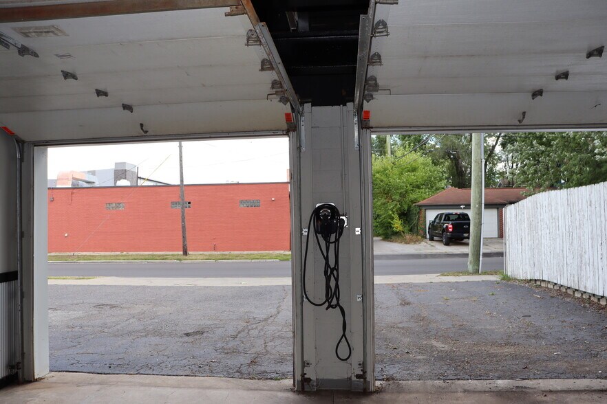 Building Photo - 615 W 9 Mile Rd