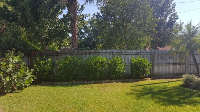 Building Photo - 3 bedroom 2 bath home with screened in pool (coming soon)