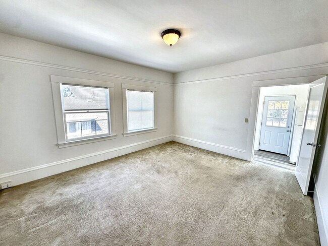 Building Photo - 534 63rd St
