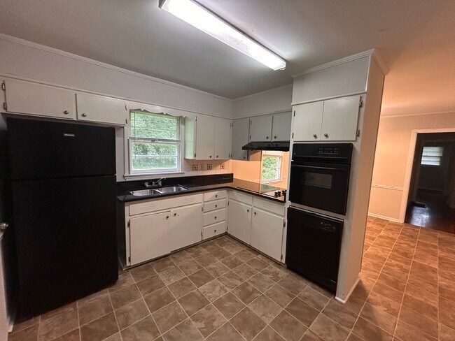 Building Photo - Brick home with 3BR, 1.5BA, garage, fenced in back yard.