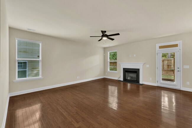 Building Photo - 4 Bedroom Home with 2 Car Garage & Fenced ...