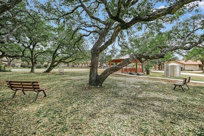 Building Photo - 11 Brookhollow Dr