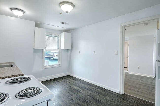 Building Photo - 458 Weir St