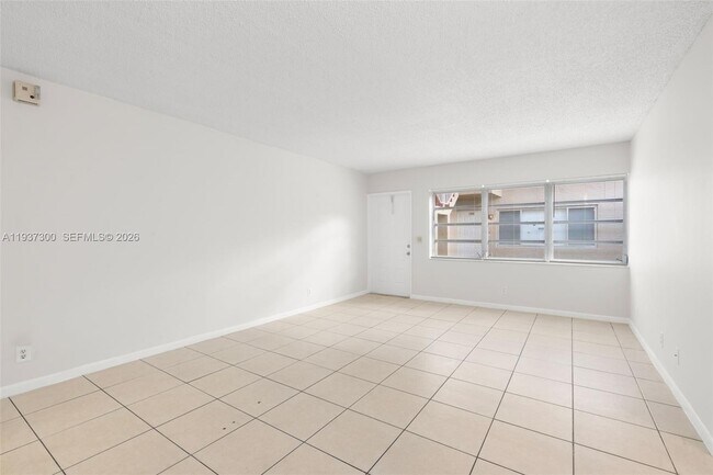 Building Photo - 10032 Twin Lakes Dr