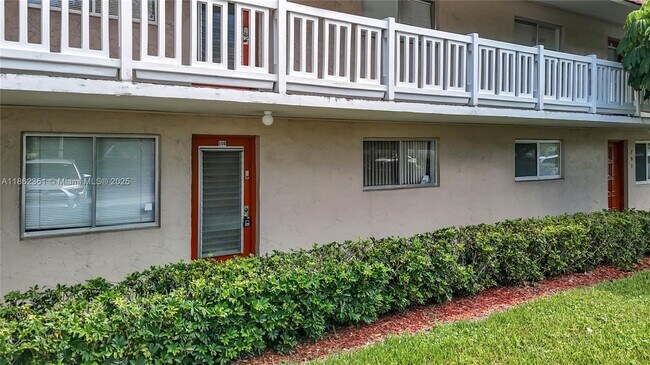 Building Photo - 3501 Inverrary Dr
