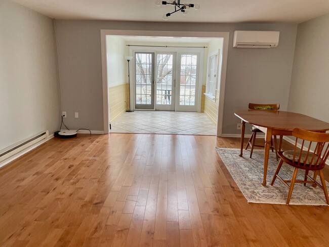 living/dining room - 6 Sutton Ct