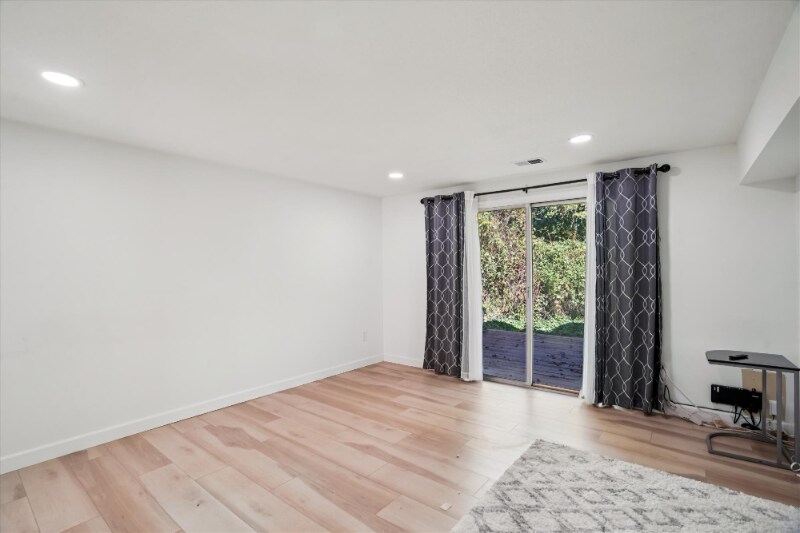 Building Photo - 1925 Dutch Village Dr