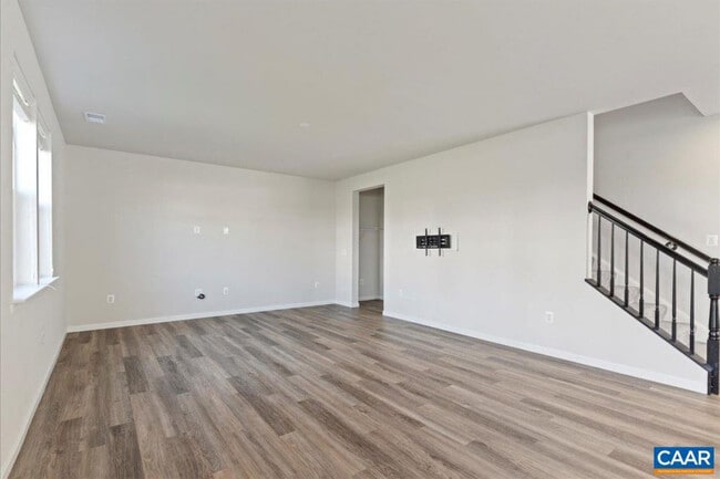 Building Photo - 407 Meadows Dr