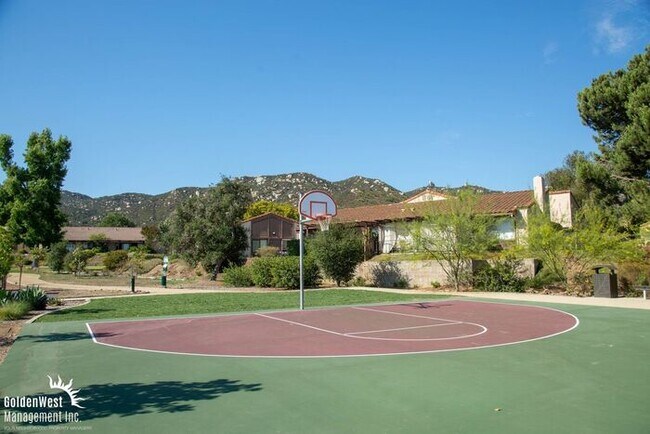 Building Photo - Stunning 5Bdm 3.5Ba Home in Escondido with...