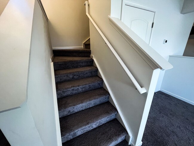 Building Photo - Beautiful 3 bedroom, 2 1/2 bathroom home i...