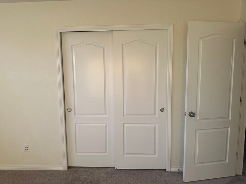 Building Photo - 27335 E Alder Dr