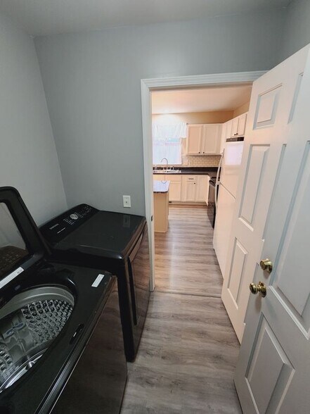 Building Photo - 5184 Meadow Crest Cir