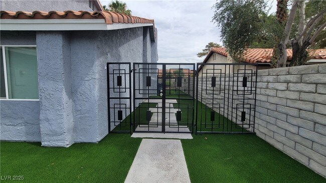 Building Photo - 2600 Sidonia Ave