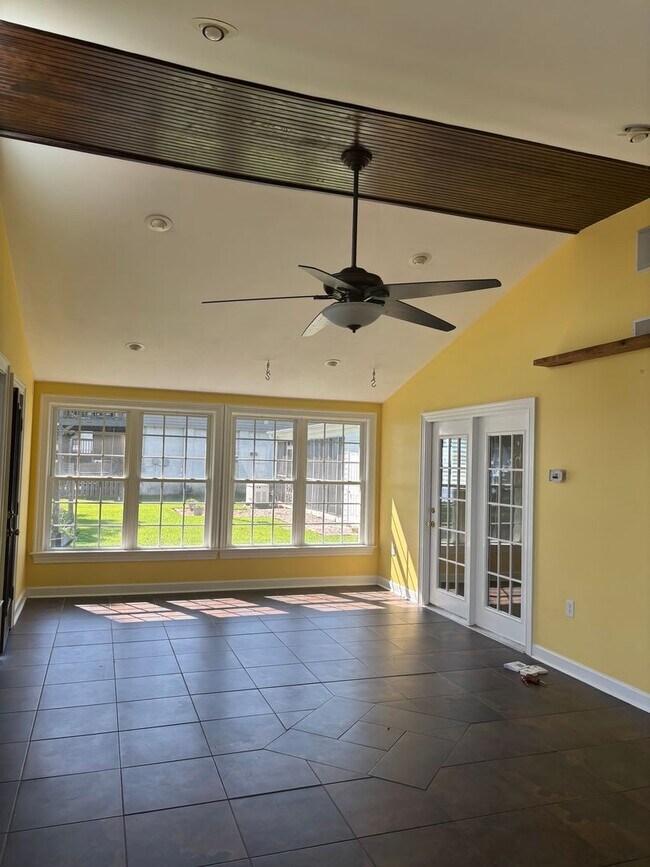 Building Photo - Fabulous 3 bedroom 2 bath in waterfront community!