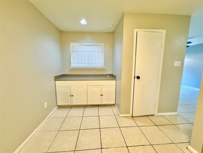 Building Photo - 9090 S Braeswood Blvd