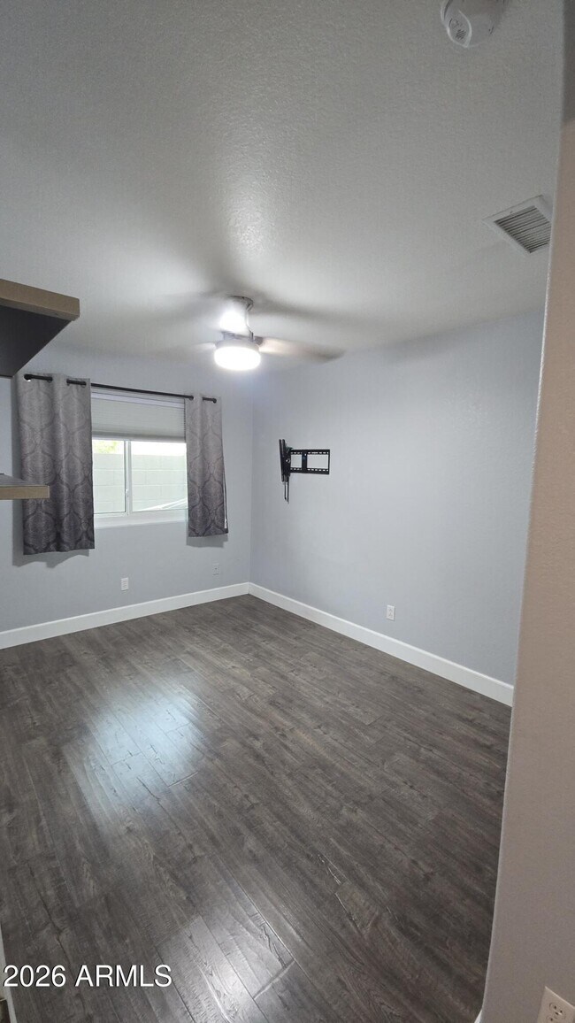 Building Photo - 151 W Sagebrush St