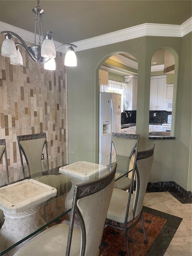 Building Photo - 232 SW 7th Ave