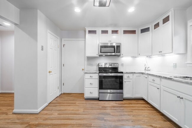 Building Photo - Beautiful 3 bedroom 2 bath house w/attached garage.