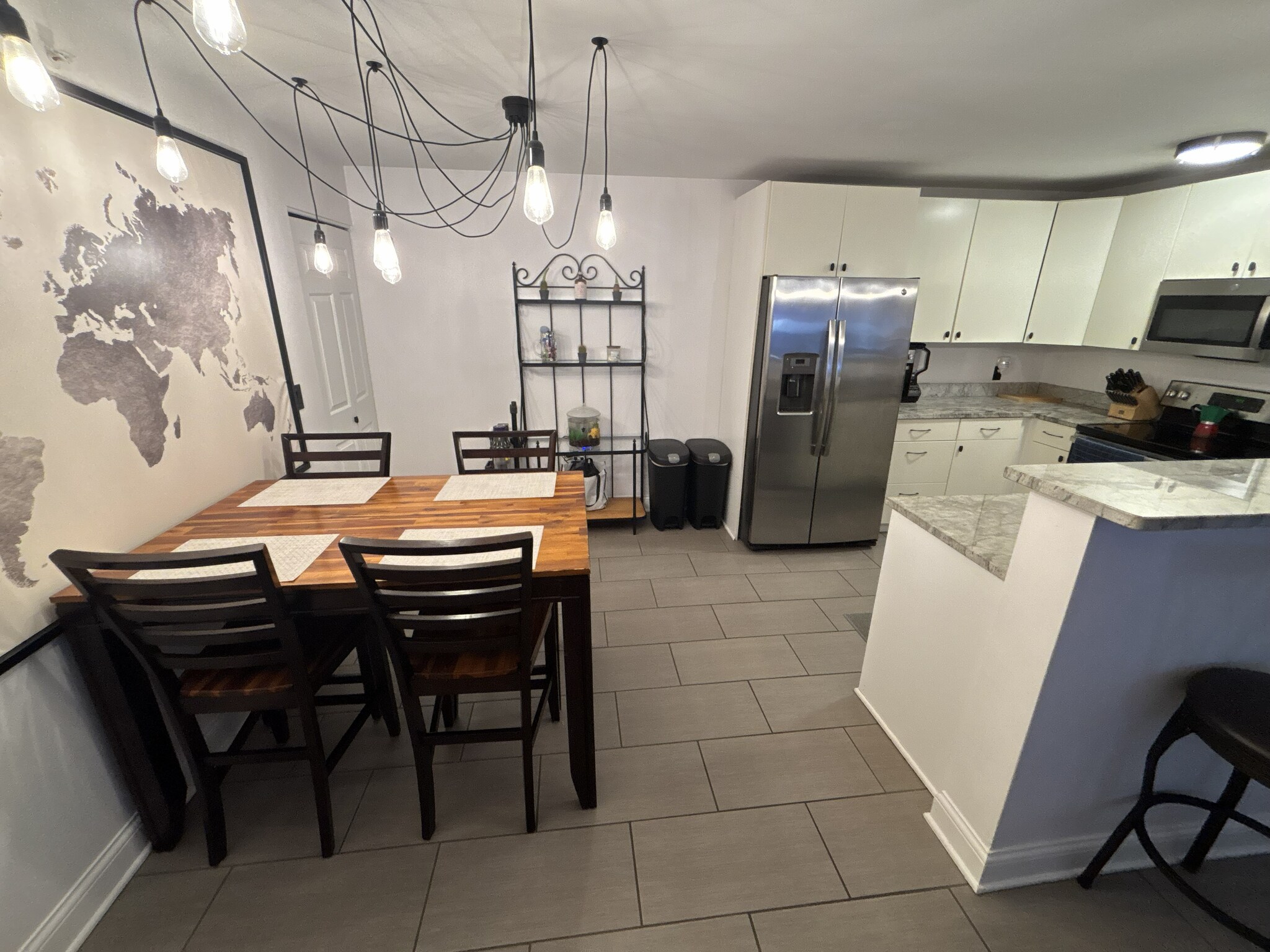 Building Photo - 1550 N Warren Ave