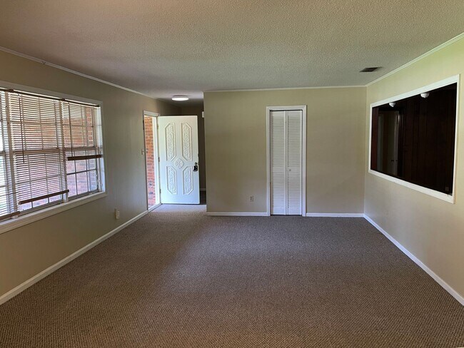 Building Photo - KILLEARN ESTATES FENCED YARD!!!