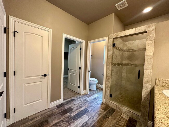 Building Photo - Gorgeous 3 bedroom, 2 bathroom home with 3 car garage