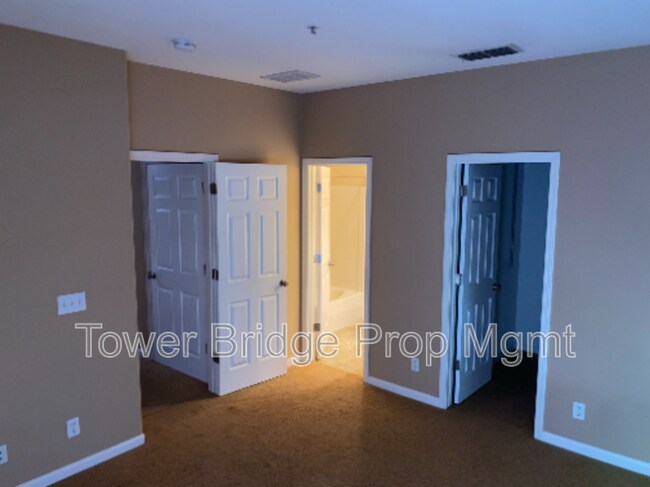 Building Photo - 3301 N Park Dr