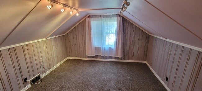 Building Photo - AVAILABLE  - 4 Bed 1 Bath on London Road