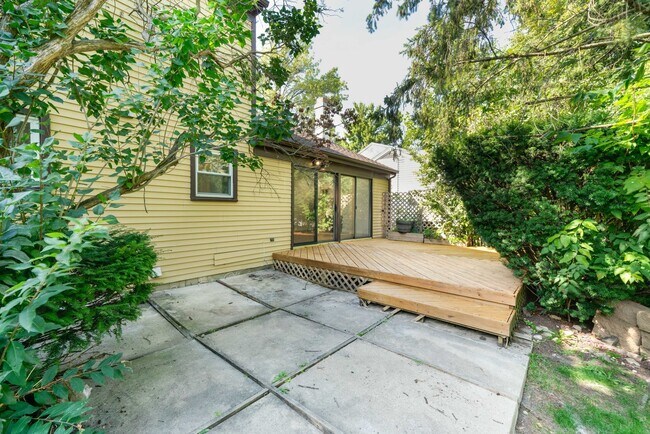 Building Photo - 887 Saybrook Ln