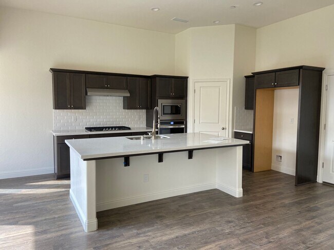 Building Photo - 4 Bedroom home located in Northside Visalia! Available Soon!