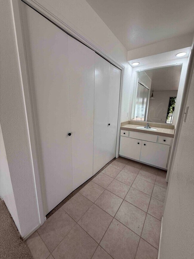 Building Photo - University Ave 3 Bedroom